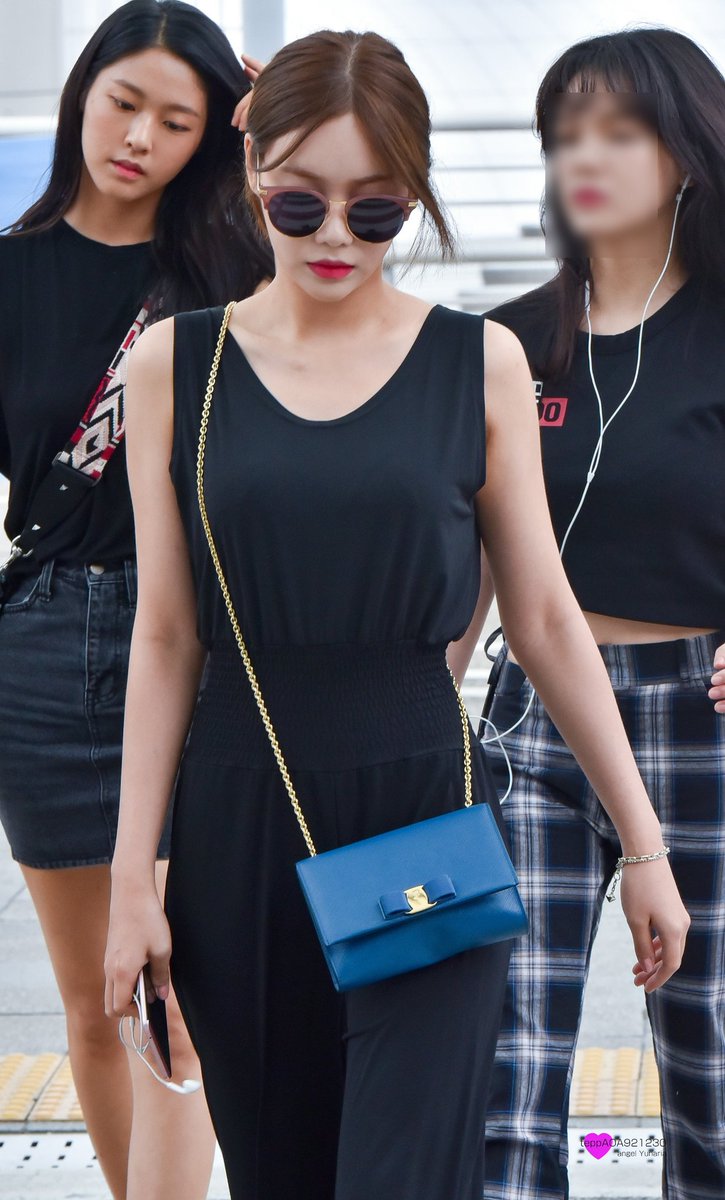 teppAOA921230's tweet photo. 170717 Incheon Airport
완전 멋있다✨🎵💓

#유나 #YUNA #AOA #에이오에이 @Official_AOA @AOA_FANCLUB https://t.co/JGhs5gKMNz