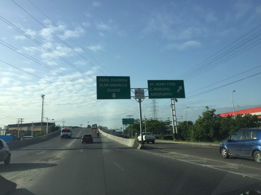 caraboboreporta's tweet photo. Pocos vehículos transitan por la autopista Regional del Centro, autopista del Sur y autopista del Este.8:24am. https://t.co/pMOJJAXwgZ