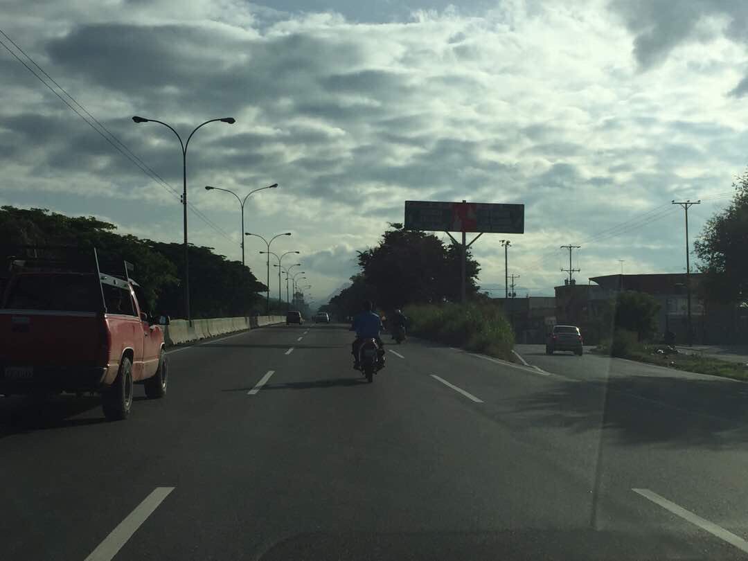 caraboboreporta's tweet photo. Pocos vehículos transitan por la autopista Regional del Centro, autopista del Sur y autopista del Este.8:24am. https://t.co/pMOJJAXwgZ