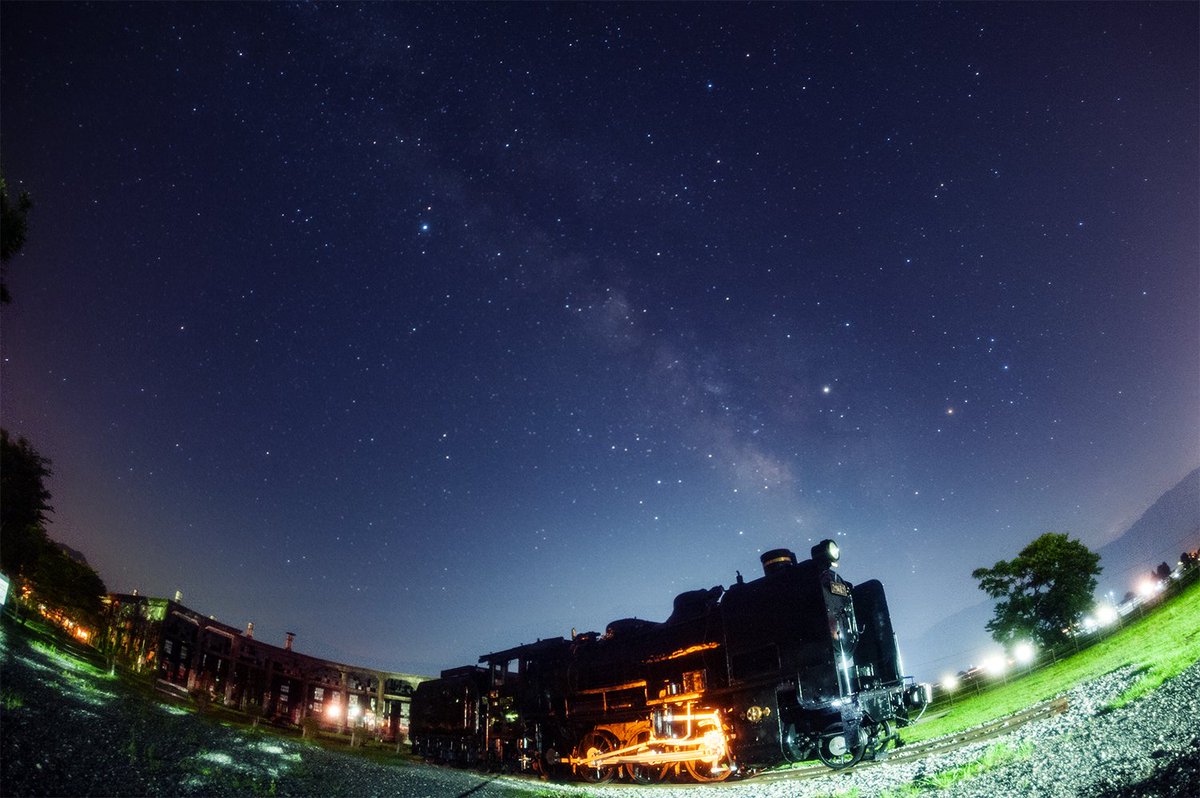 sachin0116's tweet image. 想いを乗せて. HAPPY HAPPY TRAIN to go!
#豊後森機関庫修学旅行
釜に火が入っていないけど、天の川がちょうど煙突に被って煙を吐いてるように見えた気がしたんだ。
7/14 豊後森機関庫にて撮影。