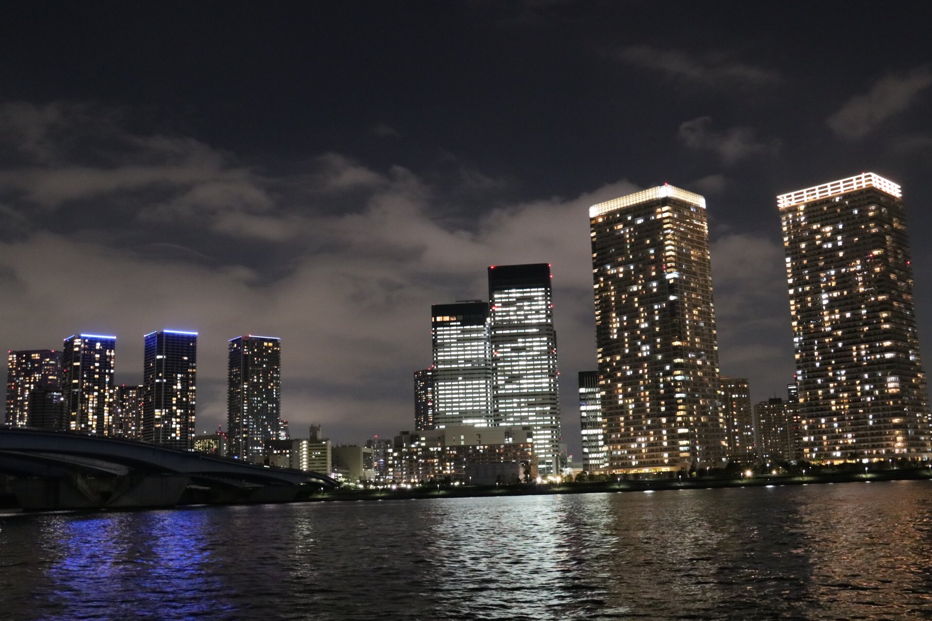 江東区 江東区の最新夜景スポット 豊洲ぐるり公園 7 7に部分開園した区立豊洲ぐるり公園 レインボーブリッジ 東京タワー 東京スカイツリーと都心の灯りを望むことができます 潮風に吹かれながら 夜景散歩を楽しんでみませんか 夜景 江東区