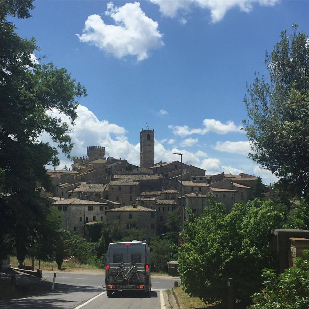 #sempreingiro🚗 per #farmacia e #farmacisti #toscana @oliviero_toscani_masterclass #beautifultuscany #collinetoscane