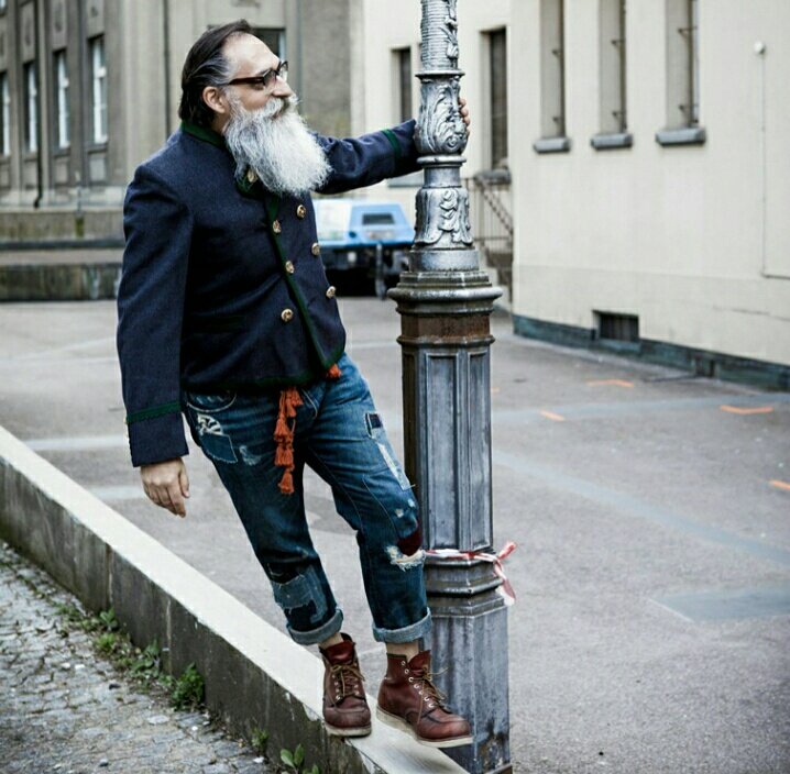 Miow メンズスカート愛好家でヒッピーダンディースタイルを愛するスイス人デザイナー Gerold Brenner氏 もふっとした白いお髭も素敵な紳士でファッションスナップの常連でもあります 和む体型もかわいくて何だか癒される T Co