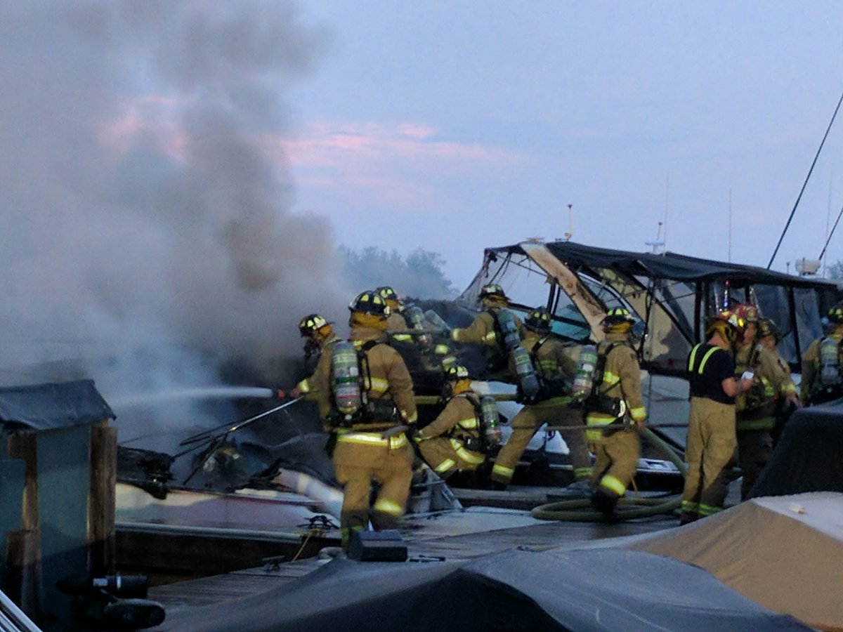 Three boats burn in Oziles' Marina fire, across from Petrie Island   bit.ly/2uewdKp #ottnews https://t.co/KsQaXVnwwB