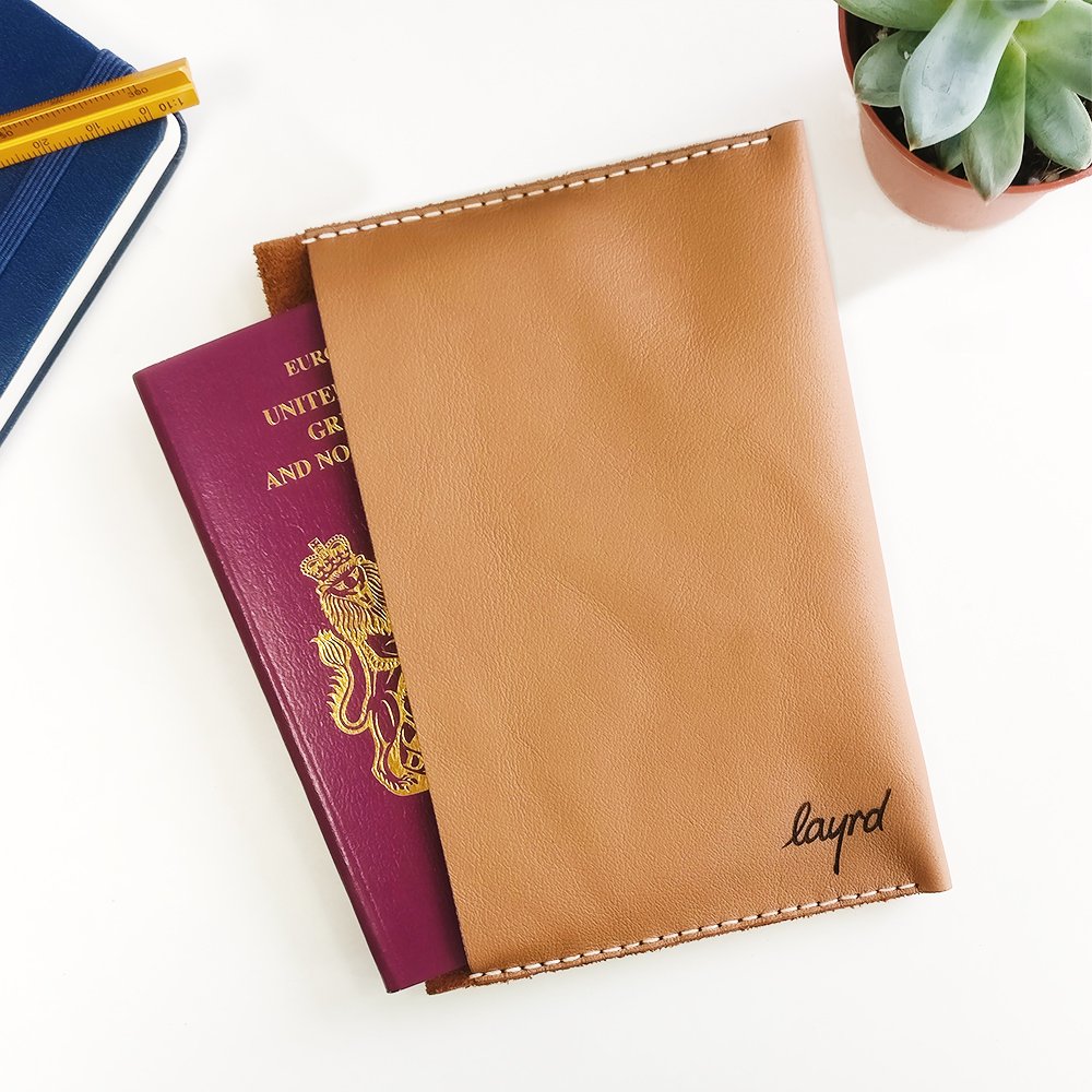 Layrd_Club's tweet image. If you are going away soon, #travel in #style with our new Weir Passport Case. Find out about how it's made at: layrd.club/product/passpo…