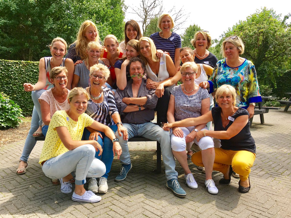 ArcadeHengelo's tweet photo. Onze René wordt door de vrouwen van de Arcade op handen gedragen #zorgcoordinator #luckyman #arcadehengelo https://t.co/gLLTvA4ZoP