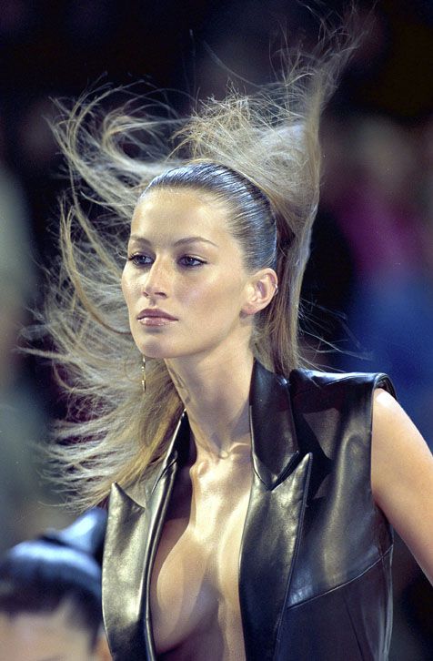 Happy birthday Gisele! Take a look of her catwalks here -->  