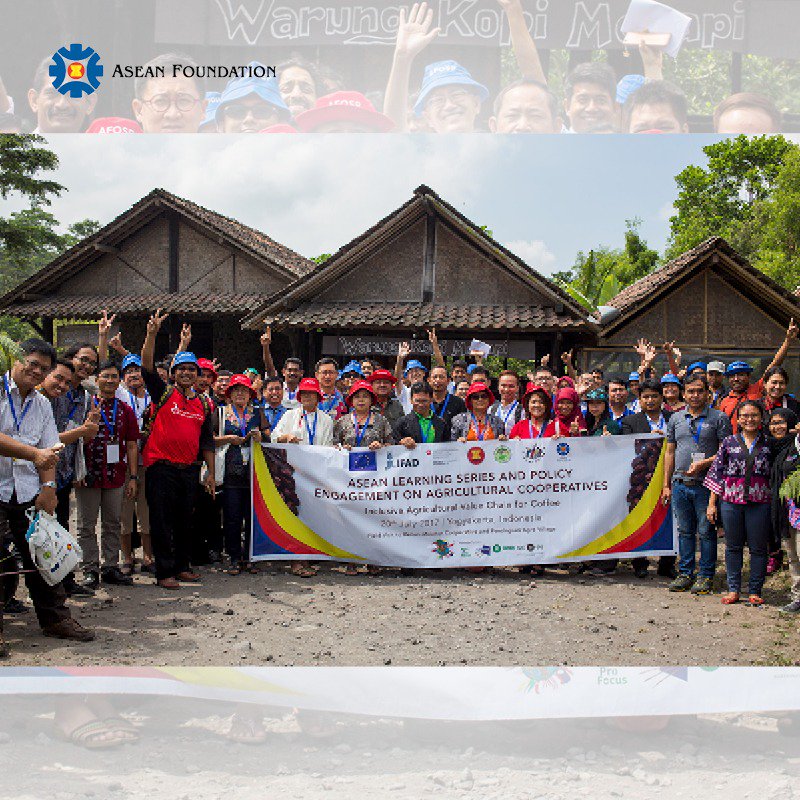 aseanfoundation's tweet photo. At Pentingsari Village, #ALSPEAC participants engaged in peer learning to improve coffee agriculture in ASEAN. #beASEAN #EU #IFAD #AFOSP https://t.co/y9ieR6AK1i