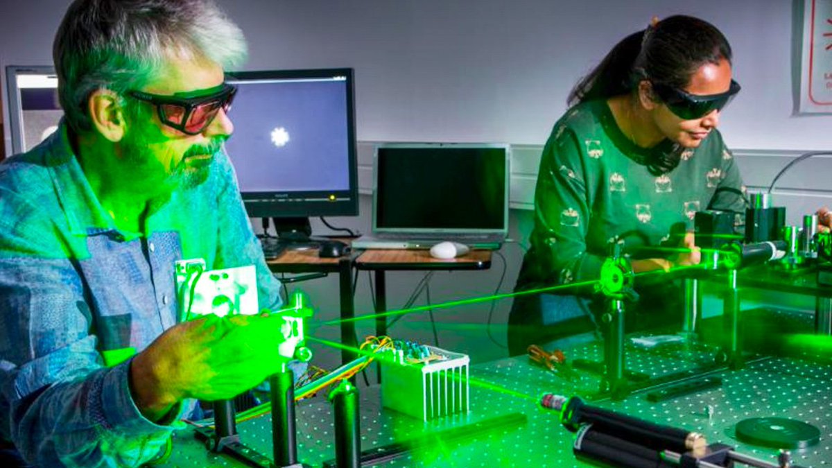 Инженер с компьютером. Компьютерная инженерия и программная инженерия. Инженер проектировщик. Программная инженерия. Компьютерная система.