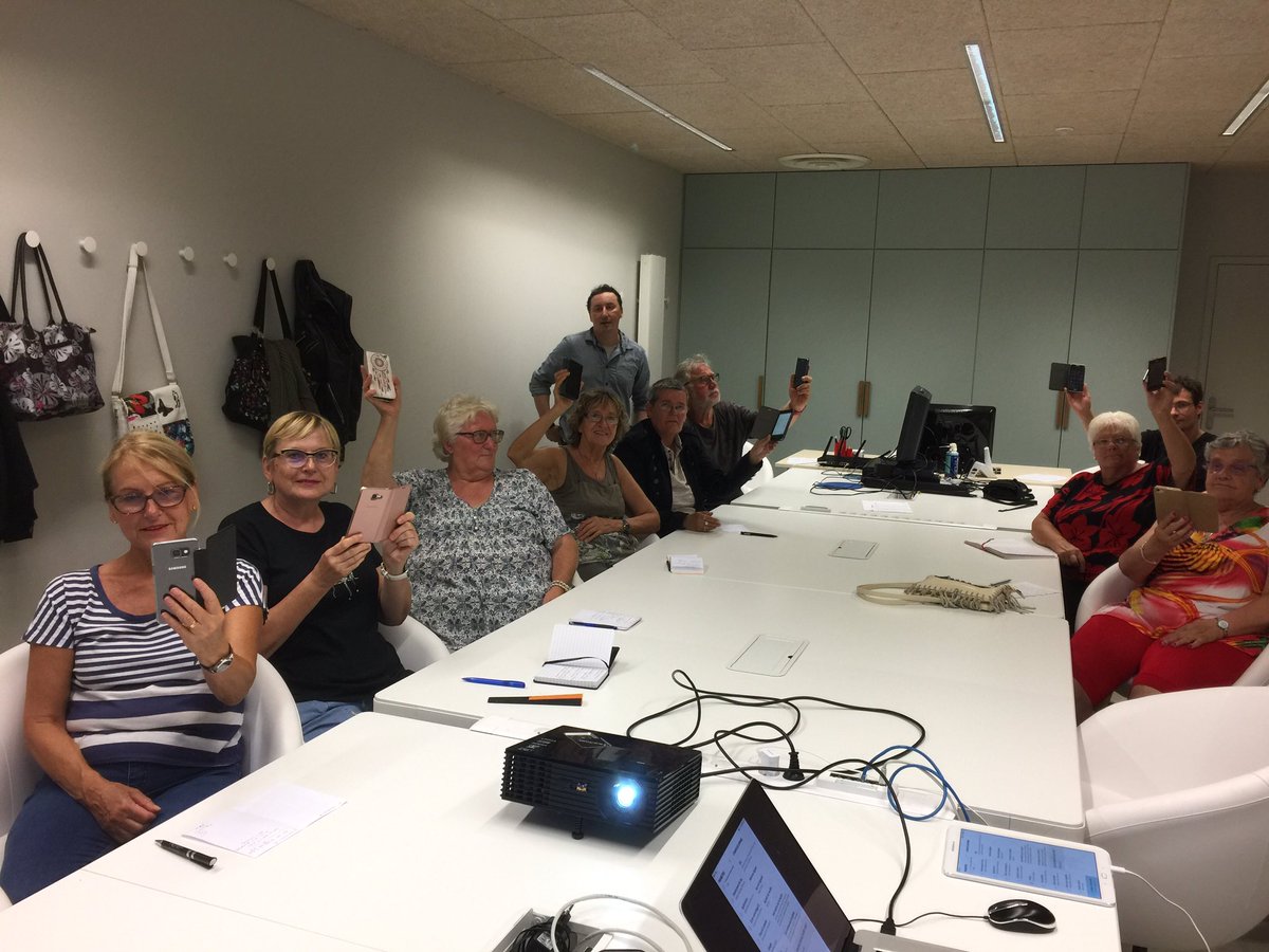 CentreLac's tweet photo. Un Succès fou nouvelles formations smartphones #Logitheque du Lac Surfer photographier synchroniser contacts agenda GPS Bluetooth @aitrene https://t.co/E4nsvOkGB1