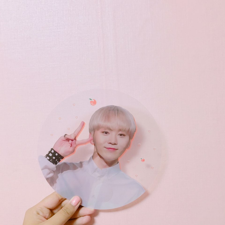 boo__s2_'s tweet photo. RT PLZ💕)) RT 해주신 분들 중 추첨을 통해 한 분에게 1set 보내 드리겠습니다!

승관 귤 부채(?) 소량 재고 판매합니다🍊
말 그대로 소량 판매이기에 수량이 생각 보다 적어요:(

폼))https://t.co/G7OOnETop2 https://t.co/As6feO4Zn9
