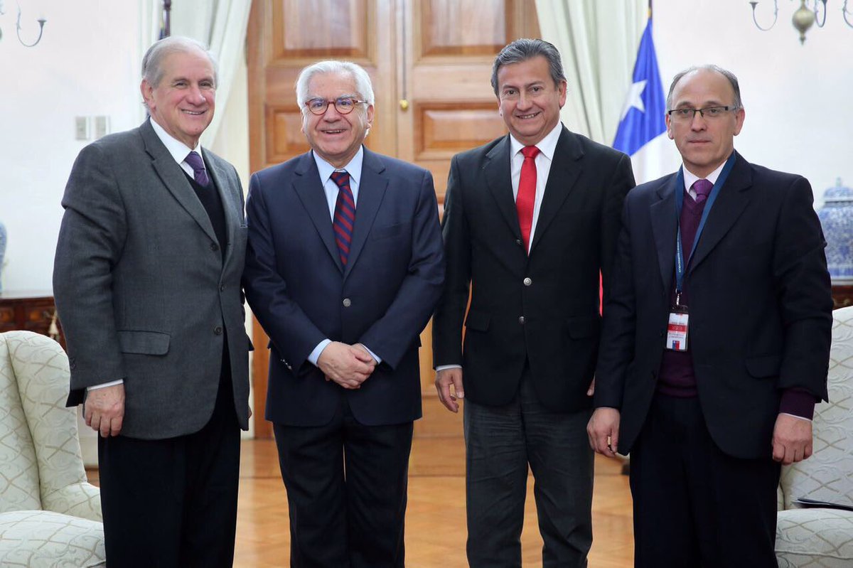 min_interior's tweet photo. Vpdte Fernández se reúne con el senador Manuel A. Matta y el alcalde de San Javier, Jorge Silva https://t.co/NxCXRobNeR