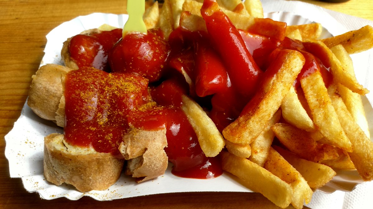 TeddiBer07's tweet photo. Als Berliner in 34 Jahren das erste Mal Curry bei Konnopke's #gehtso das beste daran: über und neben mir die @BVG_Kampagne <3 https://t.co/AYvUTqM38Z