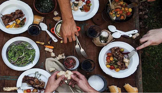 INFOgourmetok's tweet photo. #FelizDiaDelAmigo | ¿Prendemos el fuego? Tres recetas para amigos parrilleros ► https://t.co/kFnKfRGFMC https://t.co/MQ5EnbBGek