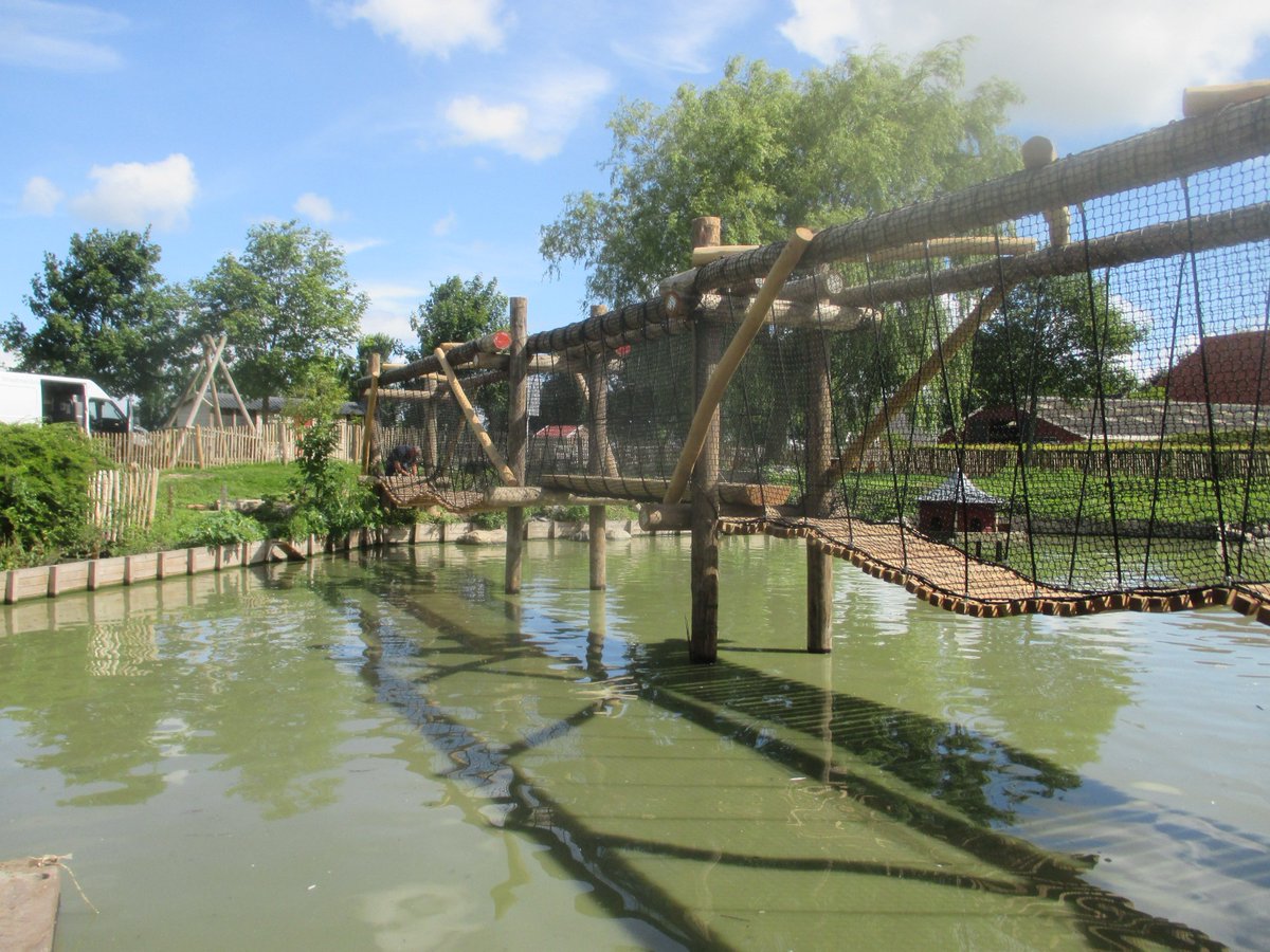 Boerplay's tweet image. Op maat gemaakte loopbrug voor kinderboerderij in Stiens gerealiseerd. Speelse verbinding tussen vijver &amp;amp; boerderij. bit.ly/2gNfs48