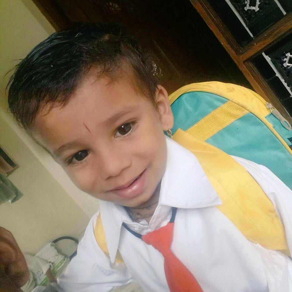 DarakRitesh's tweet photo. 🅿®@U 
school first day 
CA banega !
Rahul mama's dream 
                  😗 https://t.co/AGqbqg7MKJ