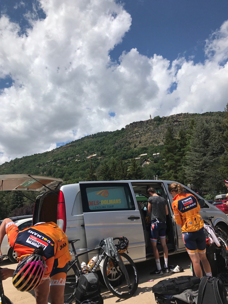 RogerTaylor73's tweet photo. Brilliant ride by @lizziedeignan and @boelsdolmansct  Pity they had to get changed in a car park #unfairgendergap 😔😔 https://t.co/5JcKDlMCnE