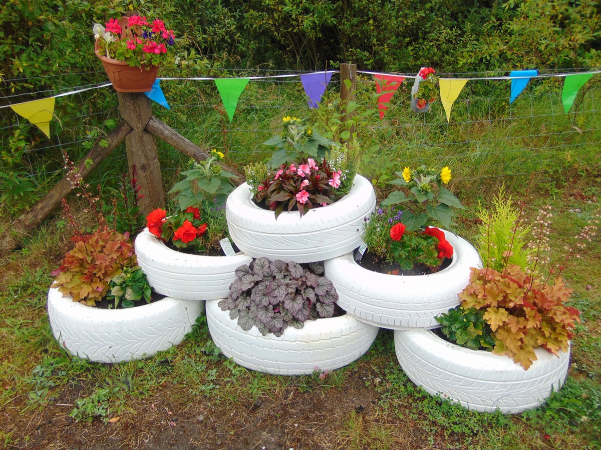 BGinBloom's tweet photo. weather not so great for day 2 judging but great entries @OneLifeAutism @BlaenauGwentCBC #lynneallbutt https://t.co/WDjrAsmMUL
