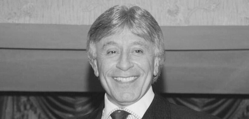 " لم نخلق كاملين ولم نخلق للبحث 
عن الكمال خلقنا بشر نخطئ ونصيب
 نجرب ونتعلم نفشل وننجح .
-
-إبرهيم الفقي