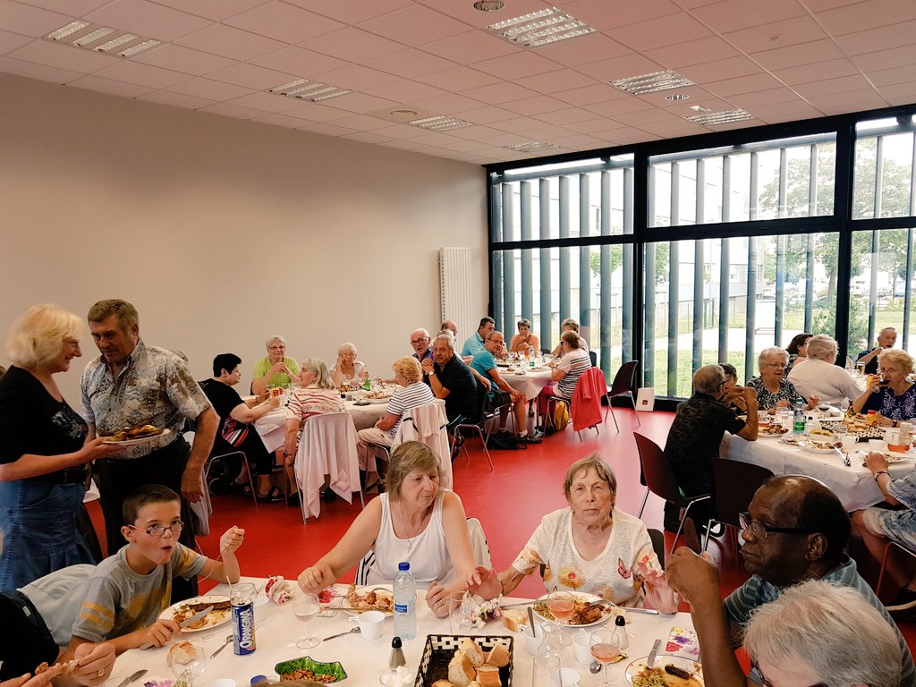 CSCNeuhof's tweet photo. Un dernier barbecue pour les seniors avant les vacances!☺☺☺ https://t.co/vQwotPwcvD