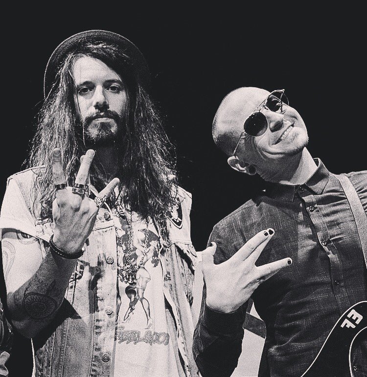 waxxgyver's tweet photo. Je suis dévasté d'apprendre la perte de Chester Bennigton...Une gentillesse et une bienveillance rare ... grosse pensée à ses proches 🙏🏼😔 https://t.co/Mg5tymLUFX