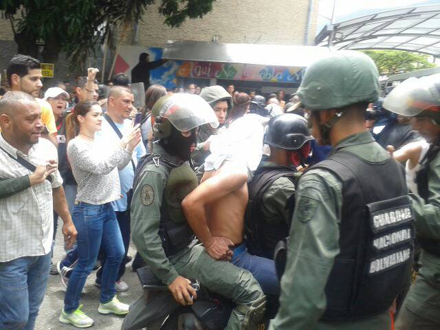 harimdsantiago's tweet photo. Encapuchados amenazaron con quemar VTV, con  niños en la guardería y preescolar, con sus trabajadores adentro, uno de ellos entró al canal https://t.co/QPcuK40yoh