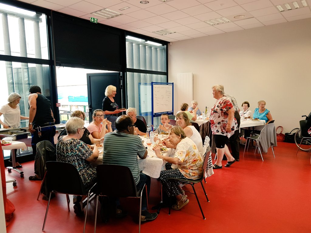 CSCNeuhof's tweet photo. Un dernier barbecue pour les seniors avant les vacances!☺☺☺ https://t.co/vQwotPwcvD