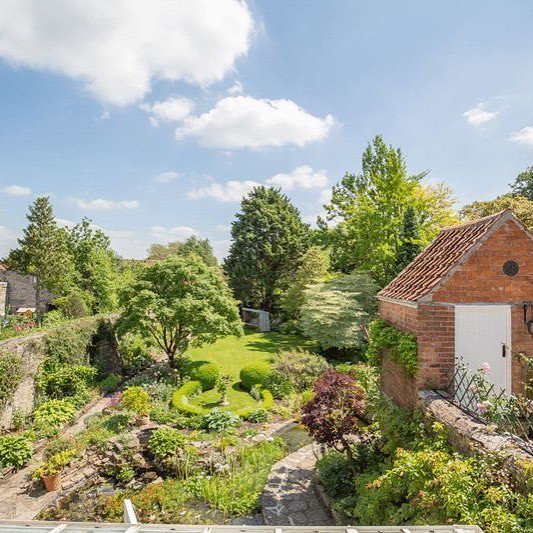 LodestoneProp's tweet photo. Our home for sale in #Somerton has wonderful, classic country gardens and one of them's secret! #countrylife #leavelondonbehind #somerset #… https://t.co/tWYqYamKKd