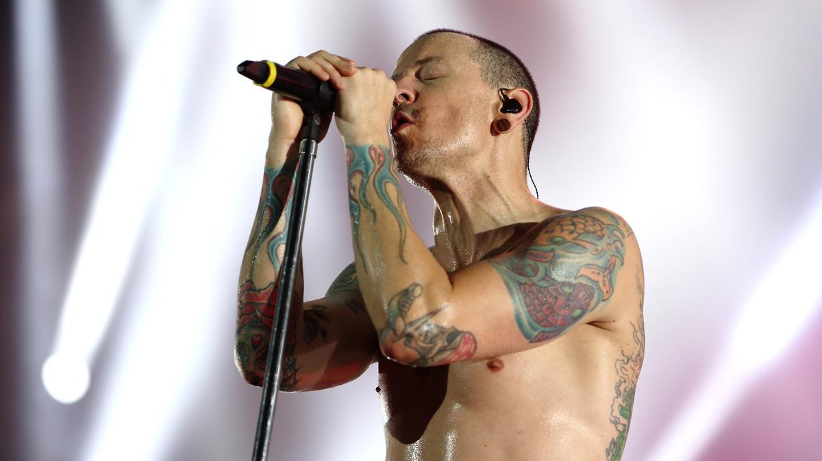 Acid_Jelly's tweet photo. Y nos deja Chester Bennington, su voz tan característica... con Linkin Park qué buena época que nos marcó🤘🎙🎶 
Qué triste #RIP https://t.co/BkmkieAe7J