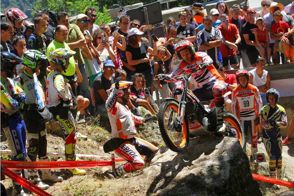 kmcero_es's tweet photo. ¡Suma y sigue! El referente mundial del trial, Toni Bou, vuelve a aliarse con la victoria. Suma ya 100 puntos. https://t.co/9uHHO6nBHf https://t.co/a7vWKGOmFc