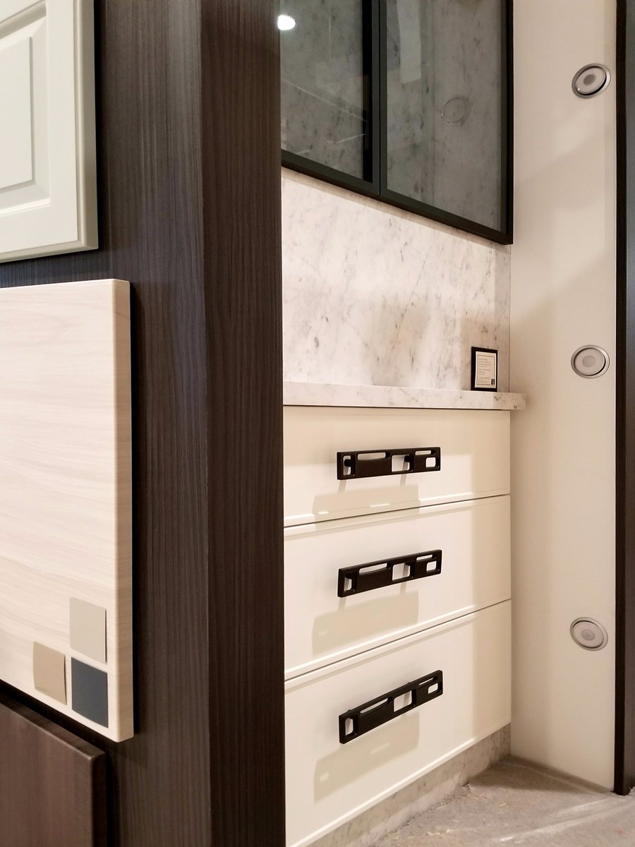 NContours's tweet image. Shaker Slim in white paired with Matte Black frames... it's a hit at @AWFSFair! See this beauty in Booth 4876 #AWFS2017 #AWFSFair #awfs