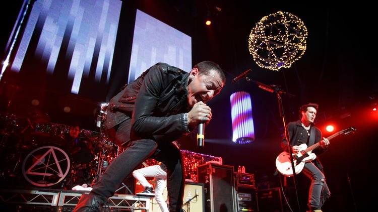 A look back at the life and career of Linkin Park singer Chester Bennington. lat.ms/2uGyGOh