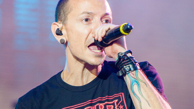 LouderPosts's tweet photo. Linkin Park frontman Chester Bennington has been found dead at a private residence in Los Angeles: https://t.co/DGOmstoWit https://t.co/cdFEU237d6