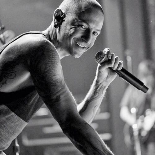 UDeCRadio's tweet photo. #UdeCRadio lamenta el fallecimiento de @ChesterBe,  vocalista de la banda norteamericana de #rock @linkinpark. 

Paz en su tumba. https://t.co/lrX29cmtY0