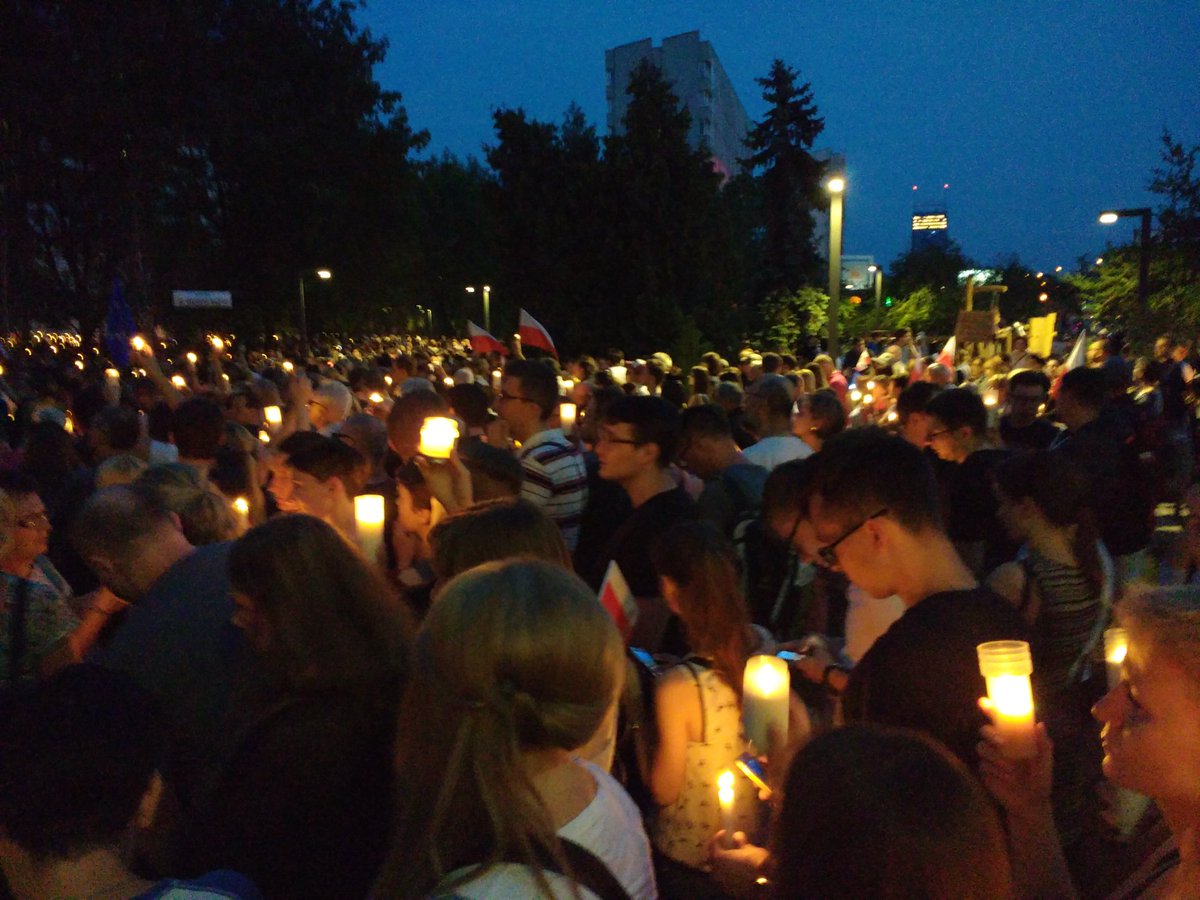 webGandi's tweet photo. Important day. #Krakow #ZamachLipcowy #ŁańcuchŚwiatła https://t.co/RzjUFbzTLf