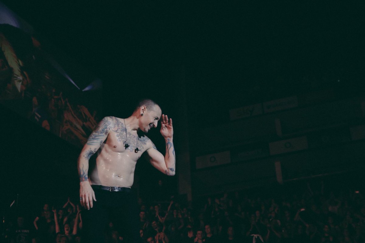 Sr_Dios's tweet photo. Hoy me llevo a Chester Bennington, vocalista de Linkin Park. Por fin podré escuchar In the end en directo. #DEP https://t.co/Tt2F25H2VD