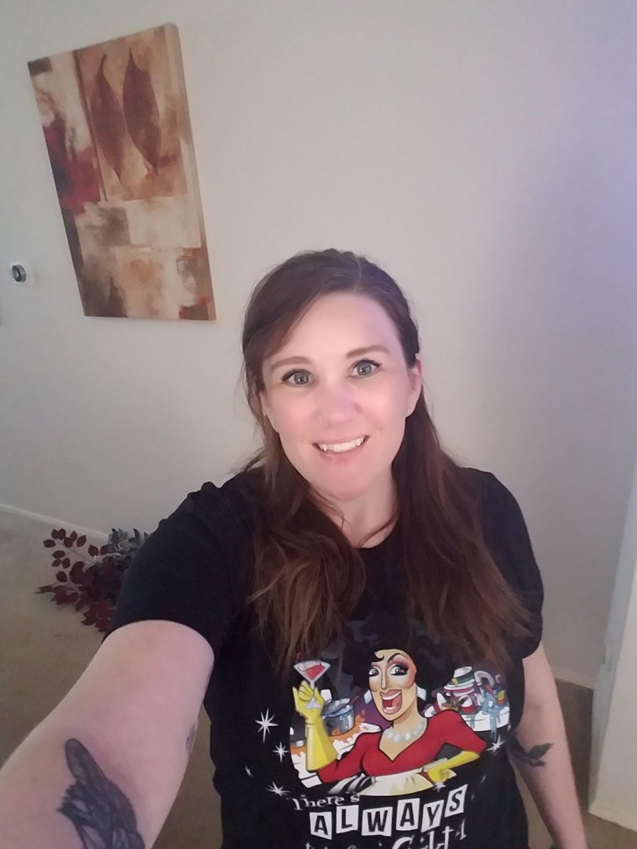 ItsJustKrysti's tweet photo. Absolutely #LOVE my new #MKD shirt, but the hand written note from @KashaDavis was the best part #TheresAlwaysTimeForACocktail #unexpected https://t.co/2tsJ57c9R9