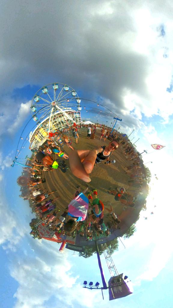 WeirdWeirdMo's tweet photo. #connectcollabandcreate #Letsconnectcollabcreate #orlandoin360 #360photo #edcorlando2016 #edcorlando #edc2016 #edc2017 #edcorlando2017 https://t.co/qUWdhaLEwI