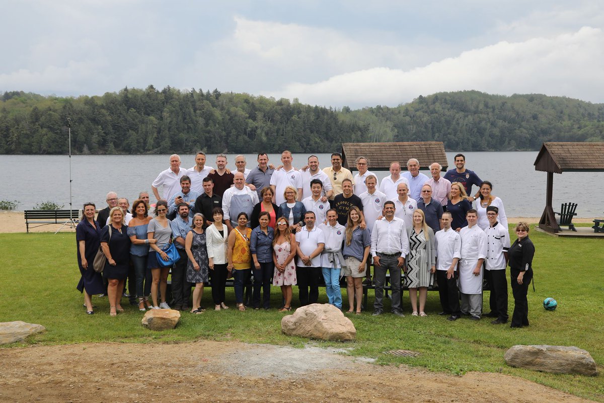 chatmontebello's tweet photo. Du plaisir en nature avec le prestigieux Club des Chefs des Chefs! #CCC #ChefsDesChefs https://t.co/N0bOv5gAa6