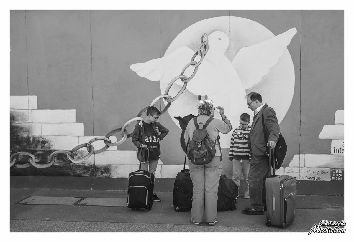 Michielsen_c's tweet photo. #Berlin #photography #photo #streetphotography #candid #wall #eastsidegallery #eastside #chains #dove #travering #tourists #city #freedom https://t.co/1w6WFB4njU