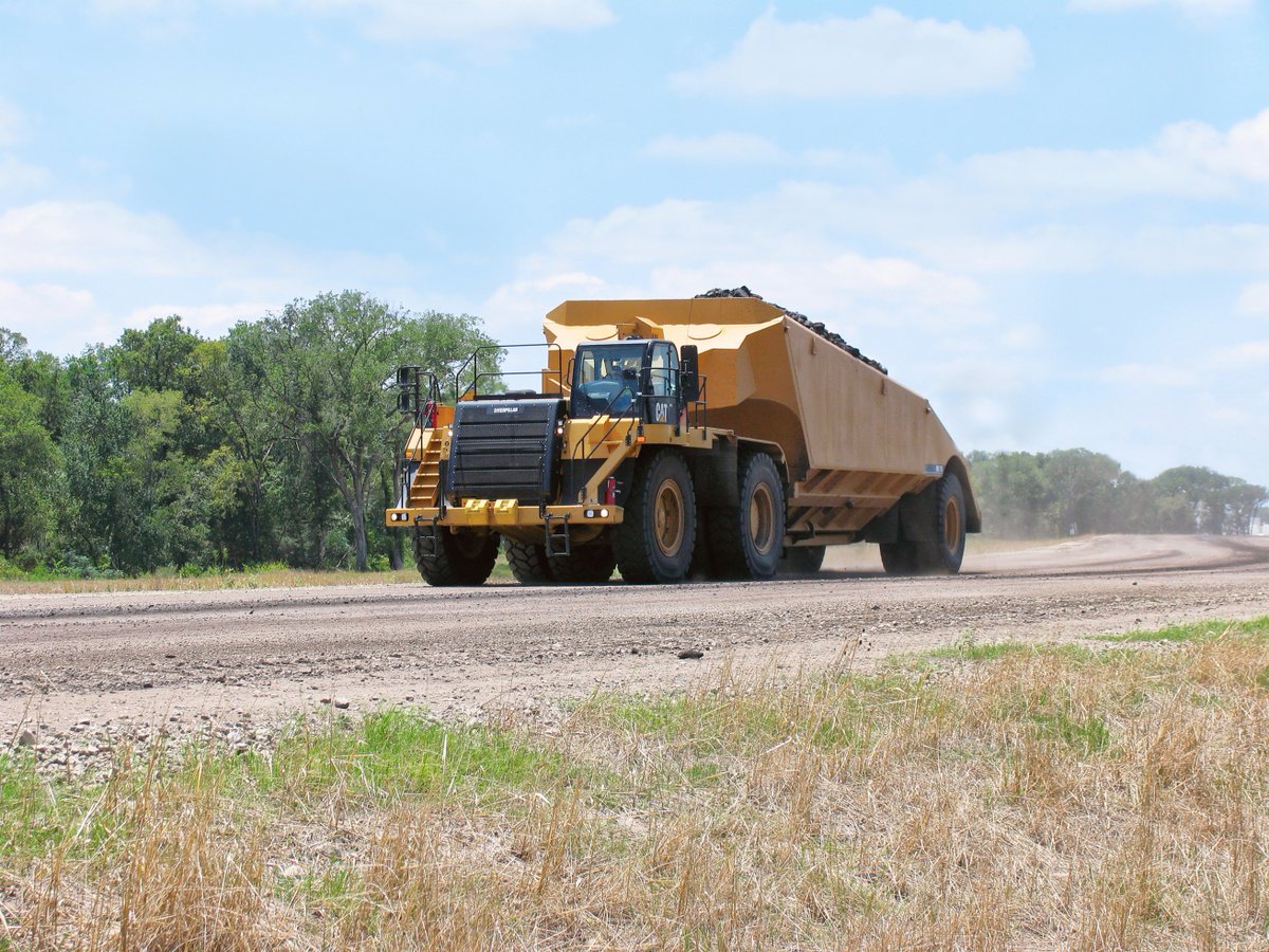 MegaCorpWW's tweet photo. It's coal hauler Wednesday! Pics of MCH-Mega Coal Haulers #mining #coal #miningnews #heavyequipment #surfacemining #miningcoal #Kentuckycoal https://t.co/v8JhgA4hSF