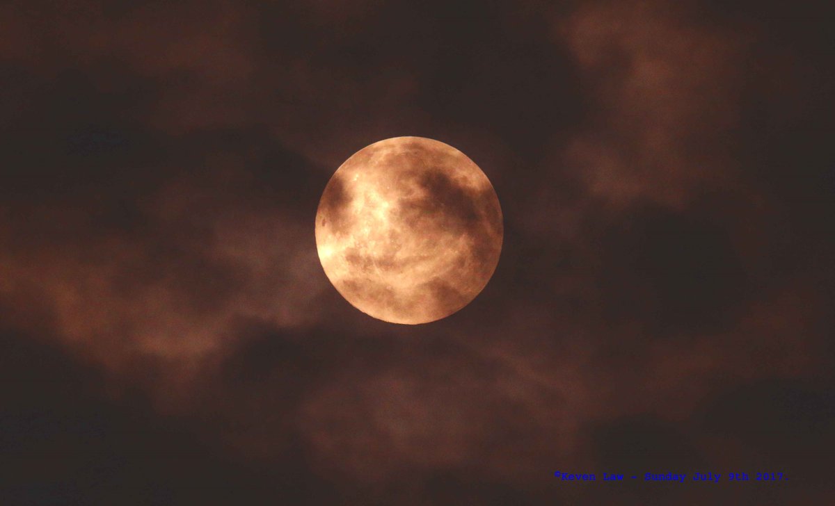 Kevenlaw's tweet image. These were taken in my back garden in Catford, last week leaning on my fence, hand held😊#MoonDay #OneSmallStepForAMan #Luna #NASA #OnThisDay