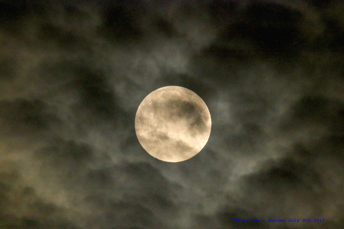 Kevenlaw's tweet image. These were taken in my back garden in Catford, last week leaning on my fence, hand held😊#MoonDay #OneSmallStepForAMan #Luna #NASA #OnThisDay