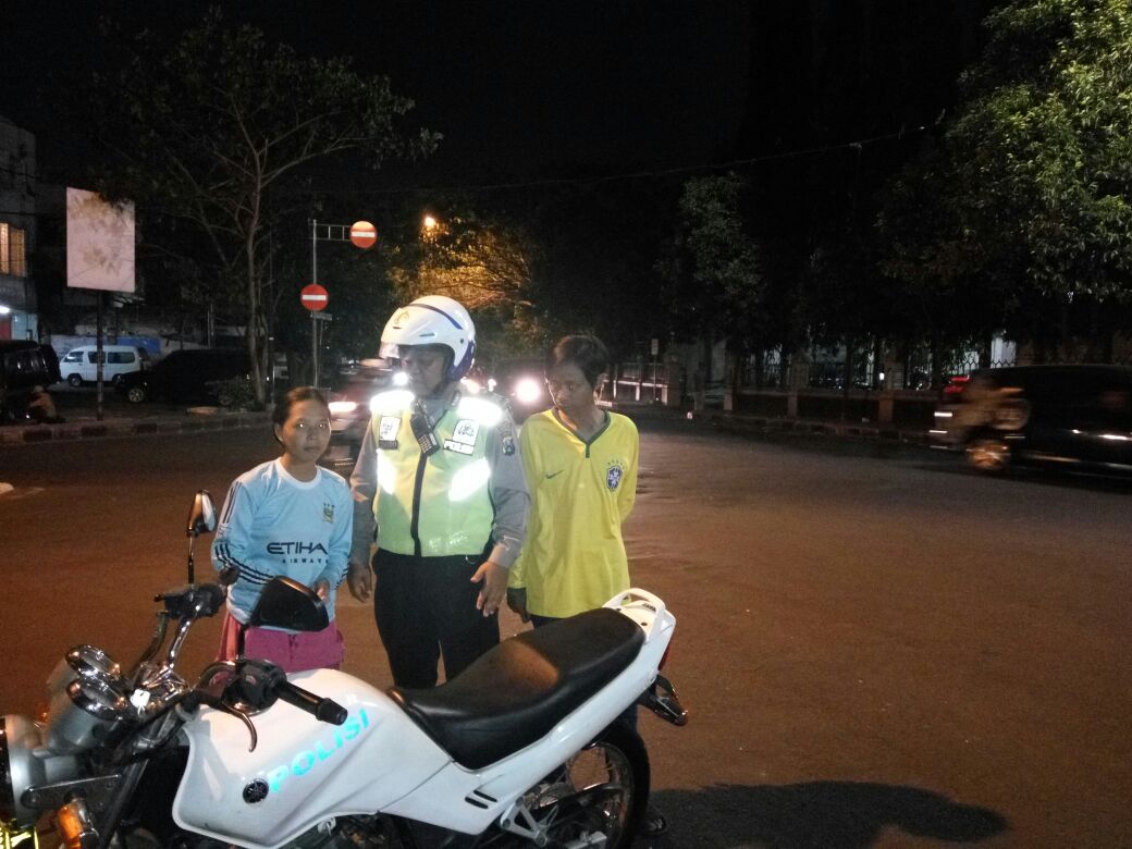 polisimalang's tweet photo. @e100ss petugas membubarkan dan memberikan himbauan serta penyuluhan kepada pengatur lalu lintas yang masih di bawah umur. https://t.co/h28HTD1xzF