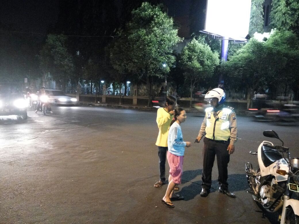 polisimalang's tweet photo. @e100ss petugas membubarkan dan memberikan himbauan serta penyuluhan kepada pengatur lalu lintas yang masih di bawah umur. https://t.co/h28HTD1xzF