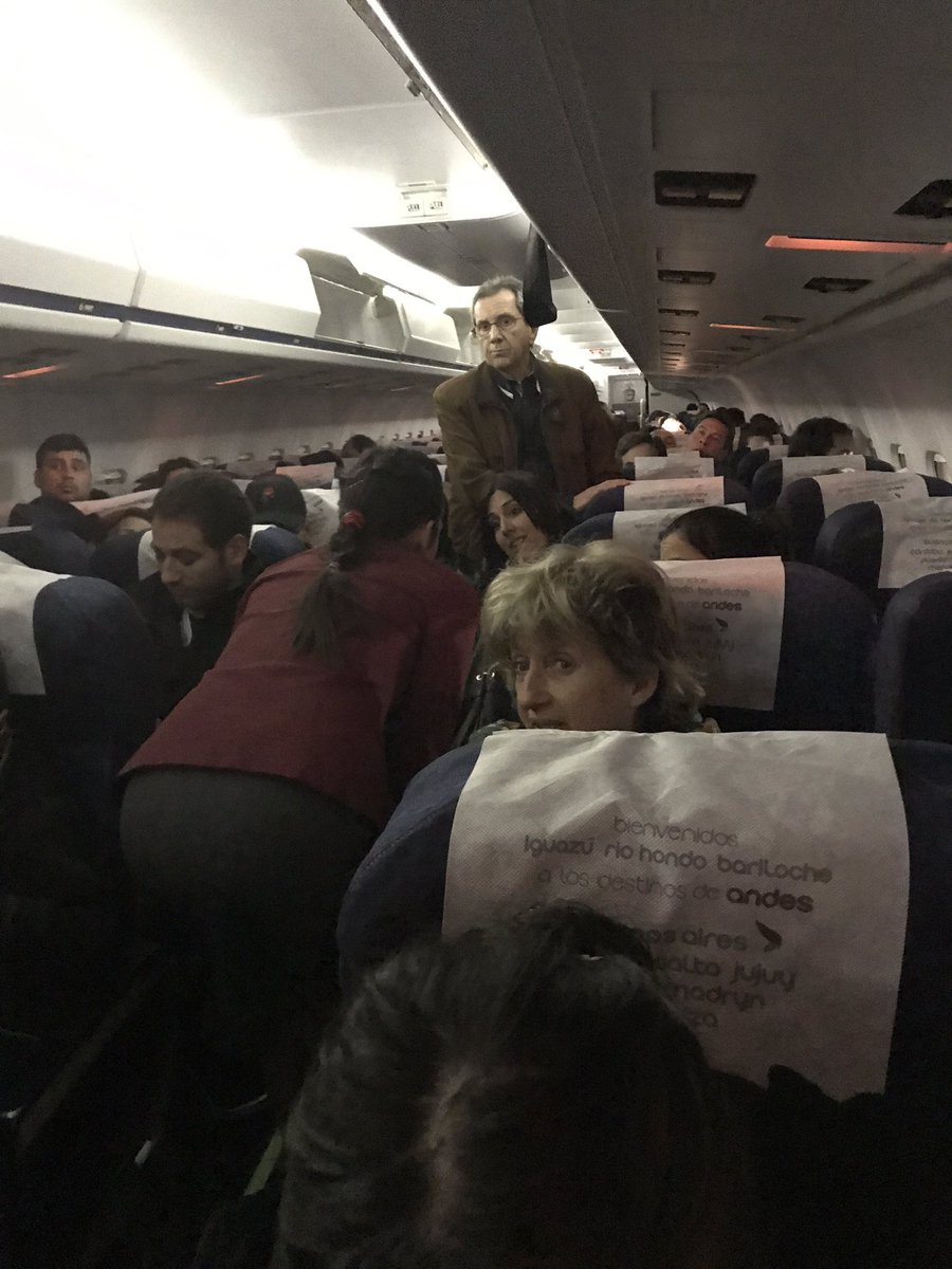 La gente esperando bajar de avion durante 1 hora y media. #cambiamos <a href="/Guillodietrich/">Guillo Dietrich</a> sos un caradura