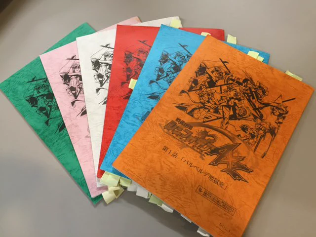 これがシンフォギアAXZの台本!
オレンジの1話から順に6話までとなってます。

ねらってるのかたまたまなのか、
装者たちのイメージカラーと重なってて、ちょっと嬉しい。

現場で自分が使っているものなので、
付箋だらけなのは勘弁な!

#symphogear 