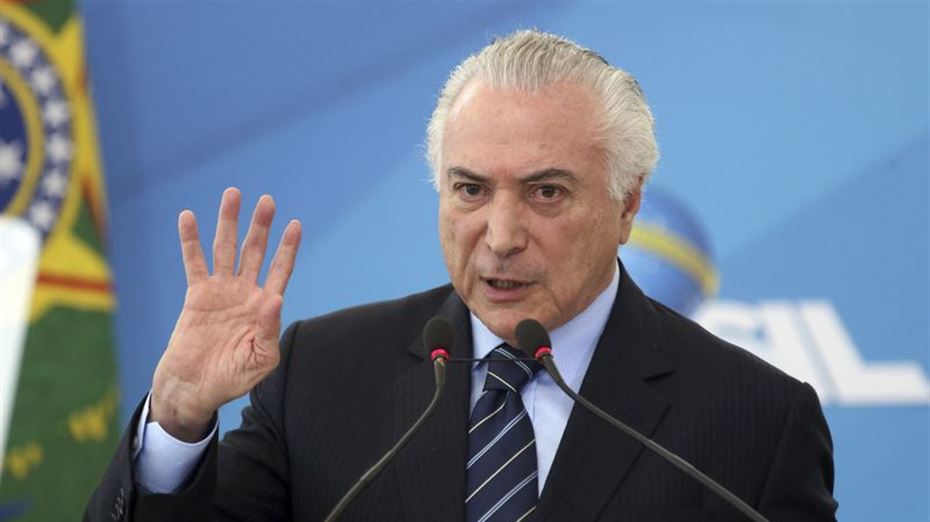 folhape's tweet photo. POLÍTICA | Presidente Michel Temer adia mais uma vez a vinda a Pernambuco. https://t.co/CrzlPslWvD #presidentetemer #cartãoreforma https://t.co/DIKV8LX5gb