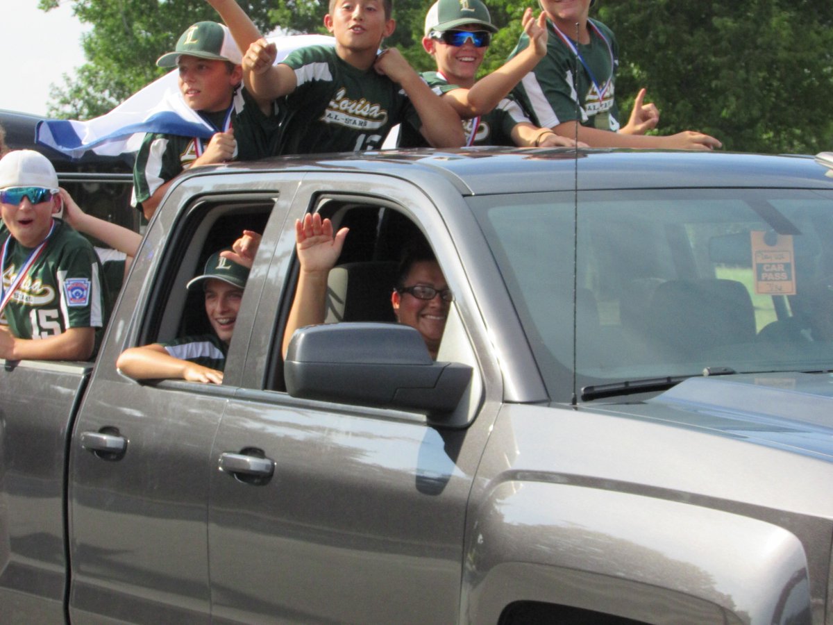 TheCV's tweet photo. A big welcome home for Virginia Little League state champs. Read story here: https://t.co/NeUwlEoZyy https://t.co/jFGbzekfAW