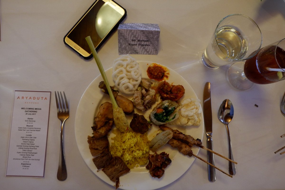 Hidangan Rijsttafel dari <a href="/AryadutaHotels/">Aryaduta Hotels</a> Bandung siang tadi benar benar #delicious #yummy banget, kalian juga harus cobain lho.